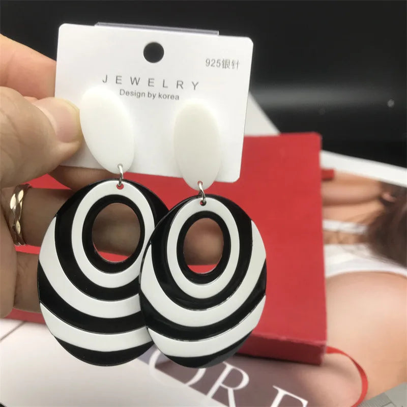 Hot Bohemian Acrylic Earrings Black And White Contrast Oval Long Earring Korean Version Exaggerated Holiday Beach Ear Rings Gift