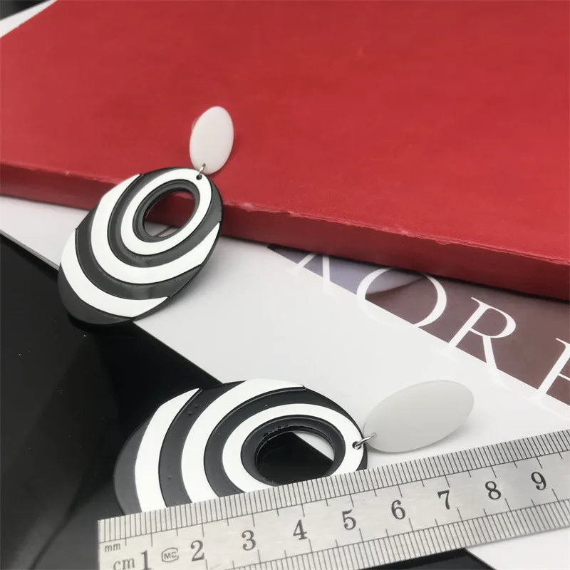 Hot Bohemian Acrylic Earrings Black And White Contrast Oval Long Earring Korean Version Exaggerated Holiday Beach Ear Rings Gift